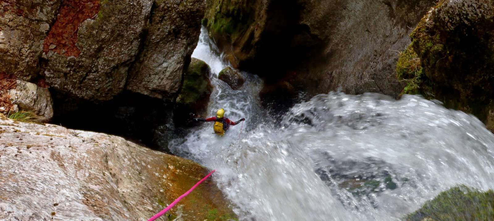 Canyoning hivernal à Annecy dans une gorge enneigée
