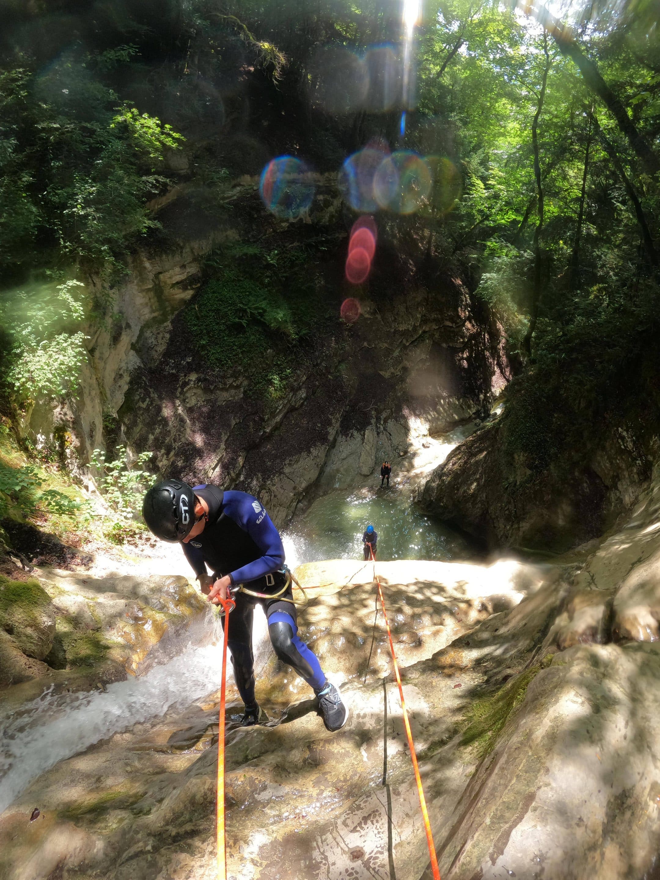 Descente familiale en canyoning encadrée par un guide diplômé près d'Annecy