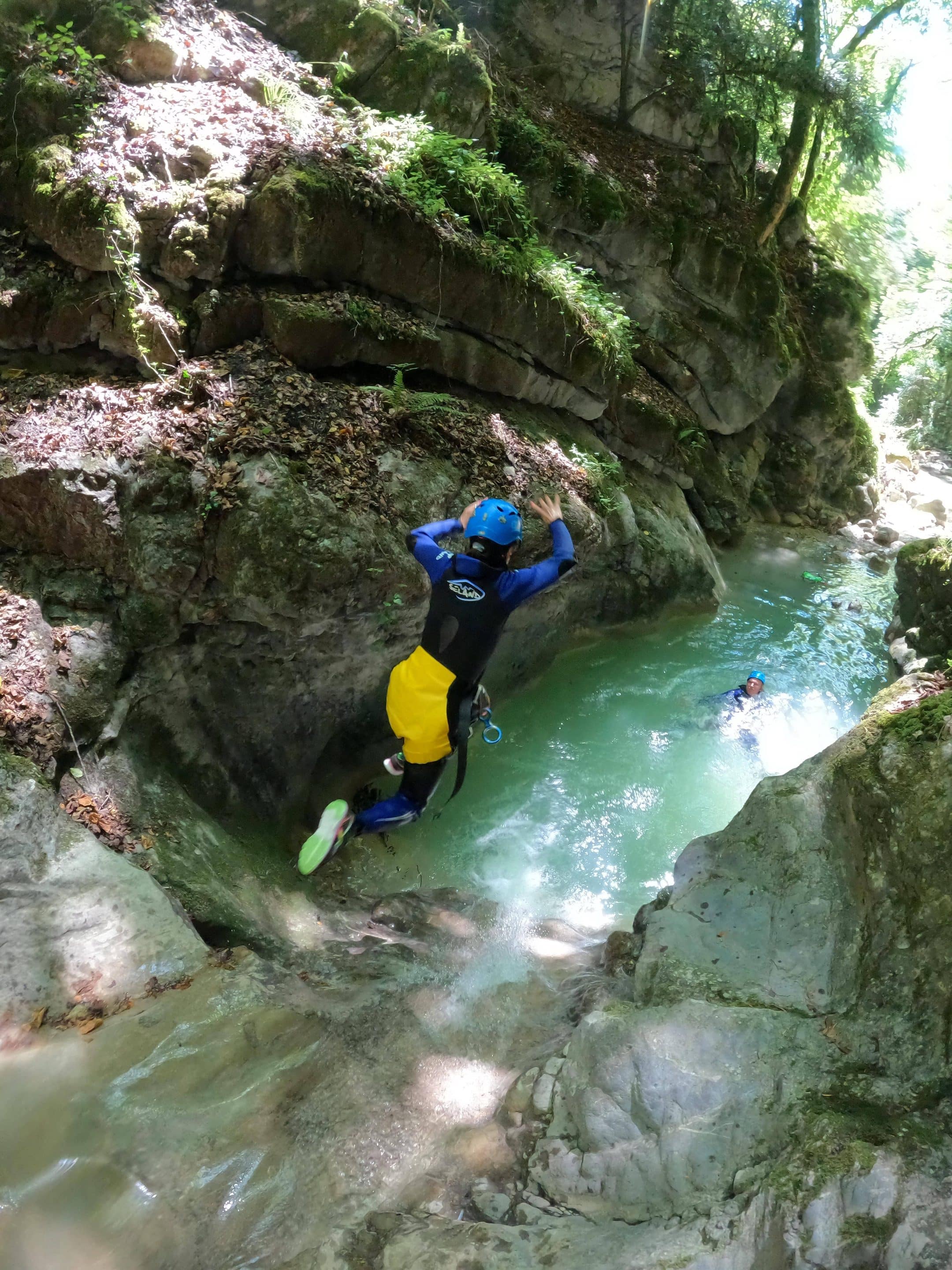 Toboggan naturel et vasque turquoise dans le canyon d'Angon