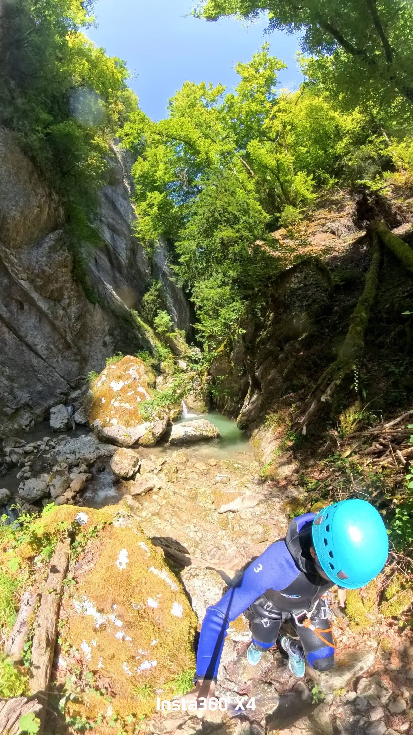 Sensations d'eau vive en canyoning près du lac d'Annecy