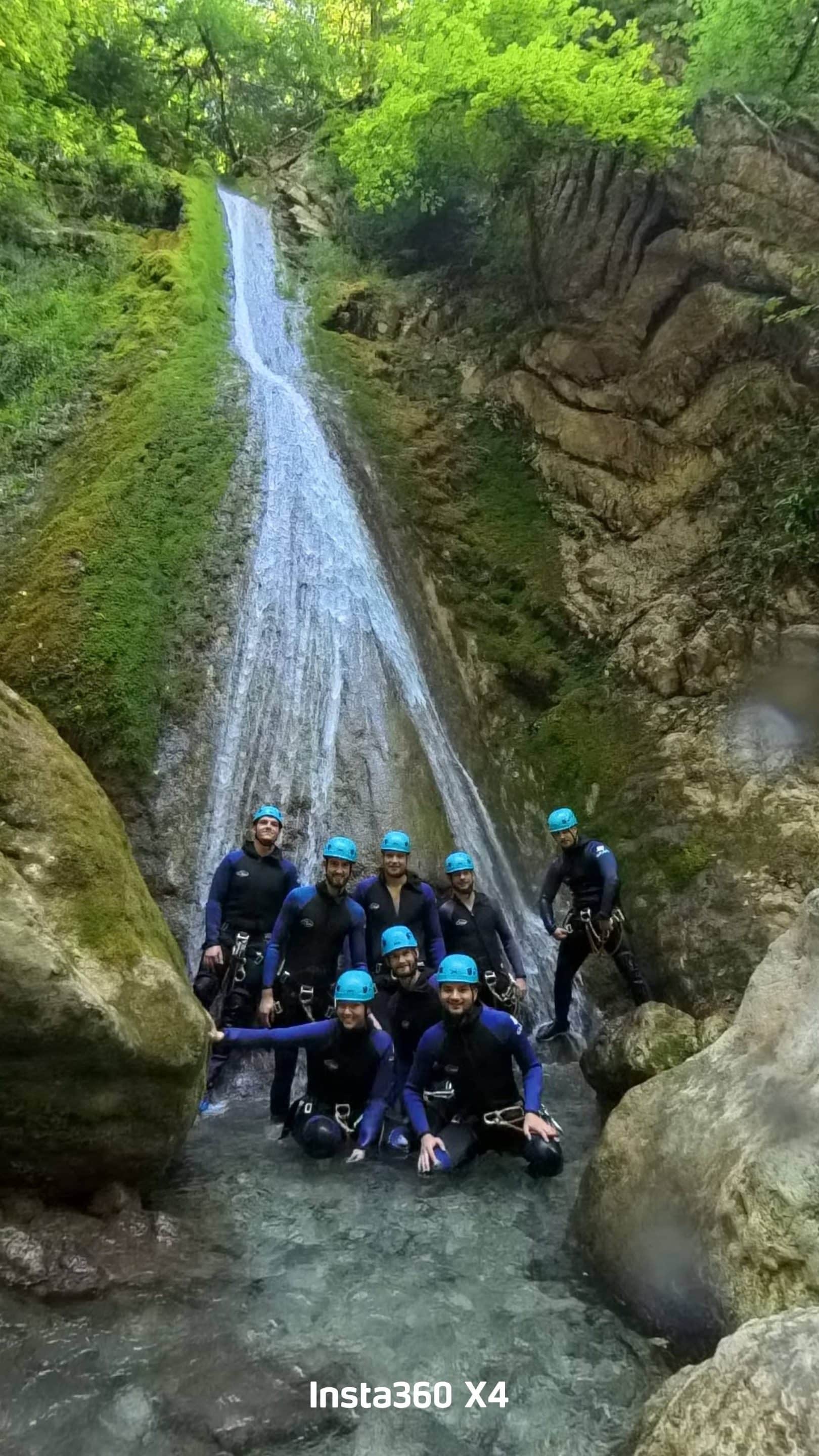Rappel le long de la cascade d'Angon en canyoning
