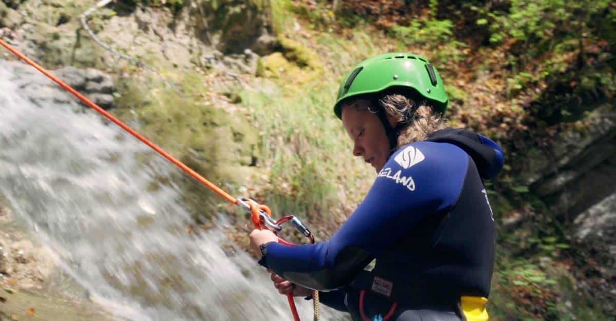 Canyoning découverte au canyon d'Angon près d'Annecy : sauts et toboggans