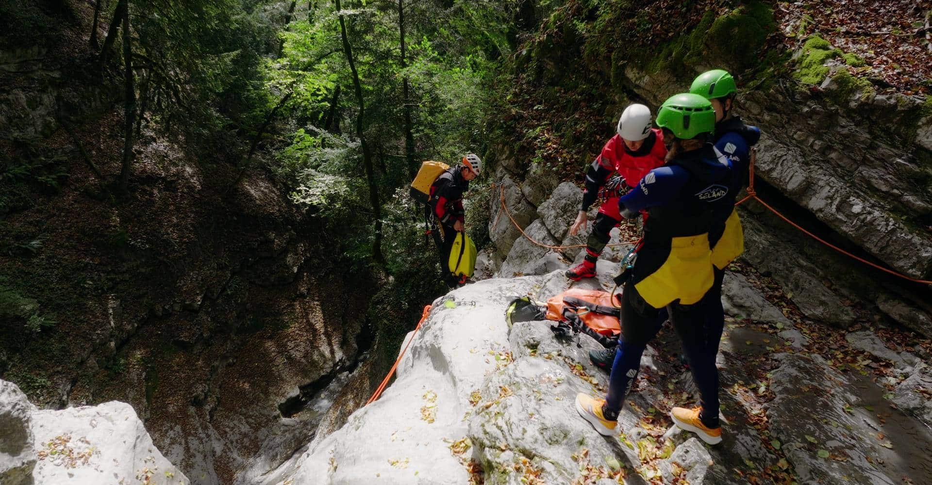 Saut dans une vasque turquoise lors d'une sortie canyoning à Annecy