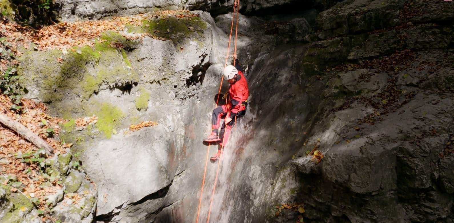 Équipement de canyoning : combinaison néoprène, casque et baudrier près d'Annecy